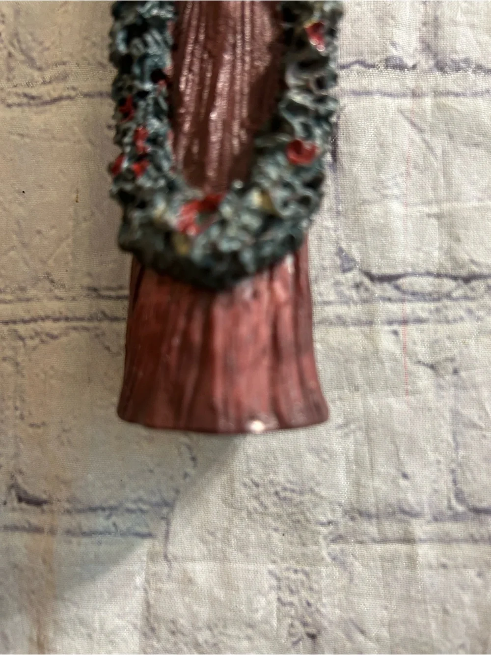 GRUNGY WHIMSICAL PENCIL SANTA WITH OLD FASHION WREATH FIGURINE